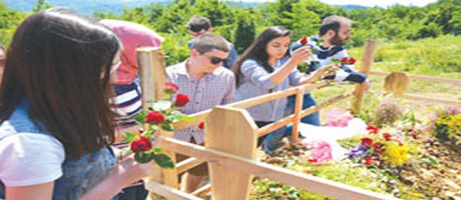 Kamyonet Çarpması Sonucu Ölen Şeyma’nın Karnesi Mezarına Bırakıldı