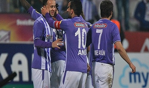 Mor Menekşelerin Anlaştığı Forvet Kim?