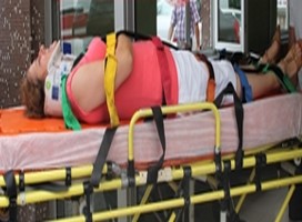 Alışveriş için çarşıya inen yaşlı kadına araba çarptı