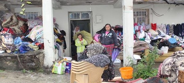 Altınordu  İlçesinde etkili olan sağanak yağış ev ve iş yerlerine zarar verdi