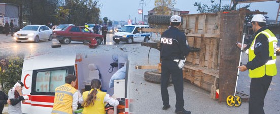 Korgan’dan Fatsa’ya giden otomobil traktöre çarptı 2 yaralı