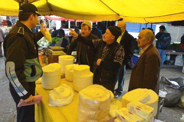 Perşembe pazarında tereyağı diye satılanlar meğer margarinmiş