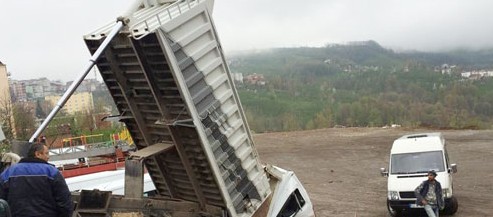 Ordu’da kamyon minübüs’ün üzerine devrildi