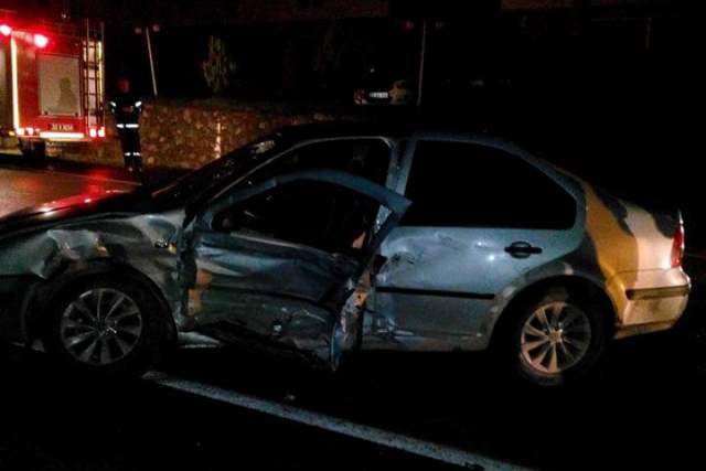 Kamyonetle otomobil çarpıştı, 7 kişi yaralandı