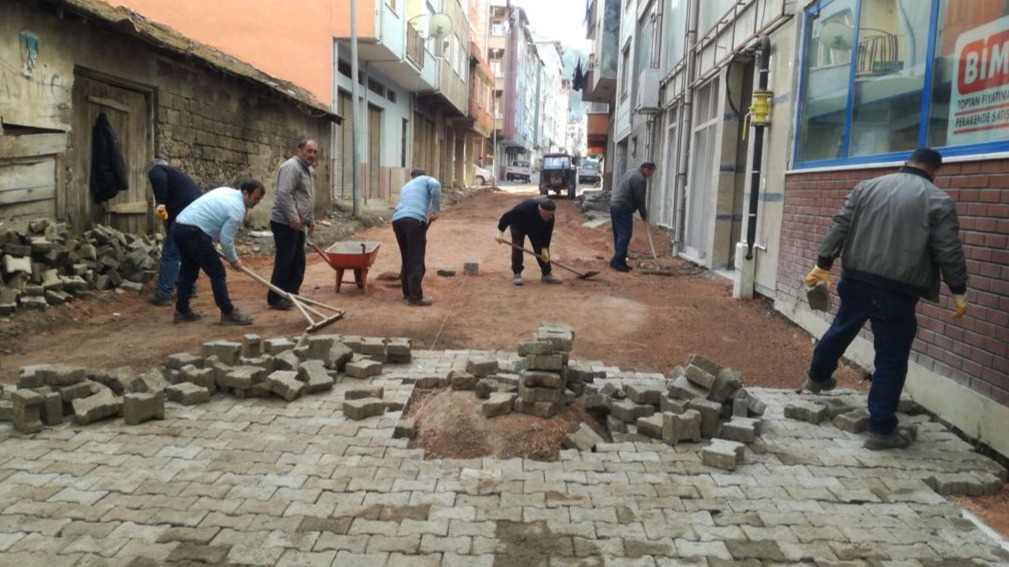 Fatih mahallesinde parke taş çalışması başladı