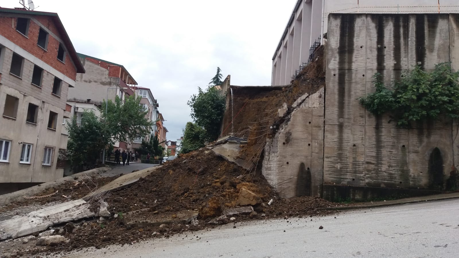 Ordu’da okulun duvarı çöktü