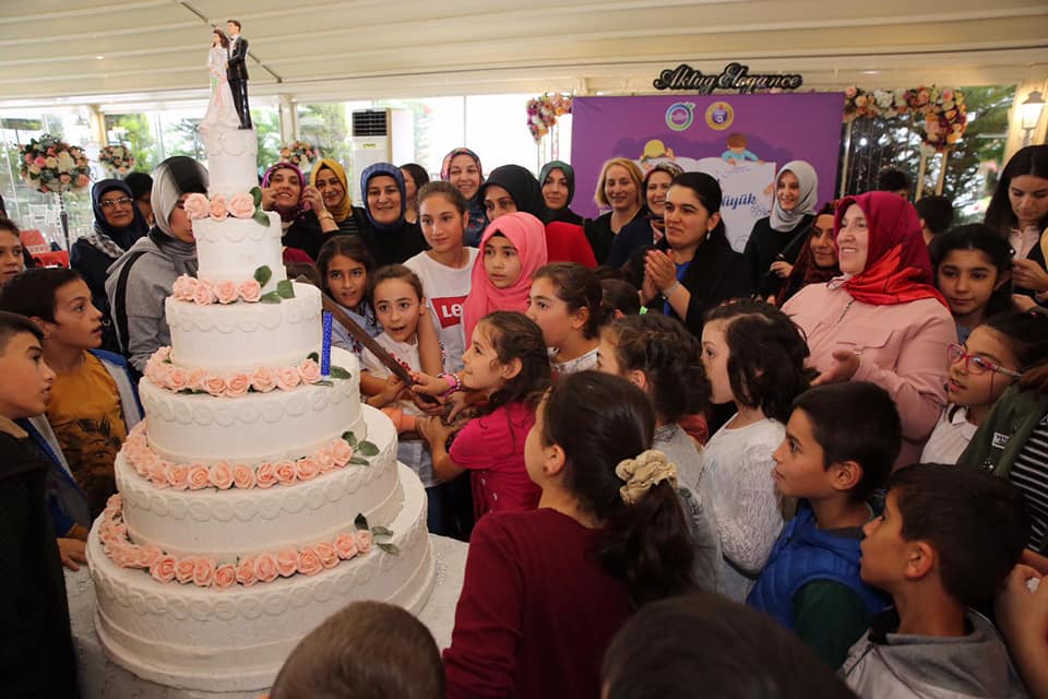 Bayan Yavuz, Sevgi Evlerinde Kalan Çocuklar Sevindirdi