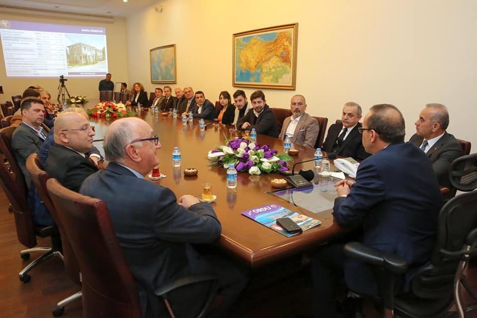 Vali Yavuz, Sosyal Projelere Katkıda Bulunanlara Plaket Vererek Teşekkür Etti