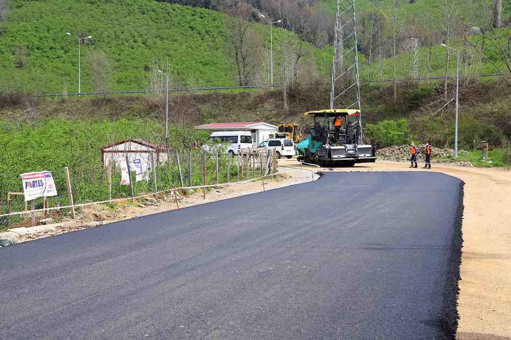 BÜYÜKŞEHİRDEN CEZAEVİ YOLUNA SICAK ASFALT