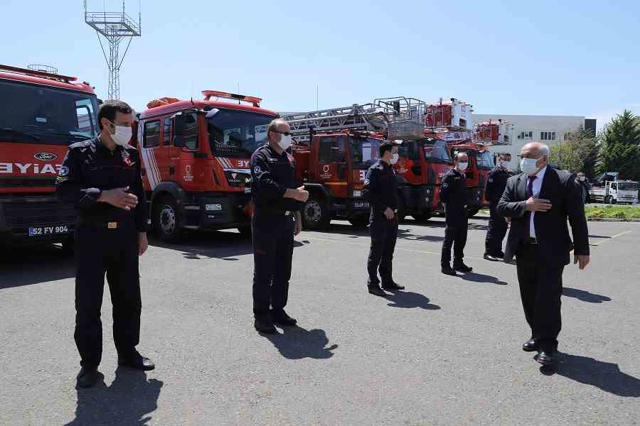 BAŞKAN VEKİLİ TEZCAN, İTFAİYE VE ZABITA EKİPLERİ İLE BAYRAMLAŞTI
