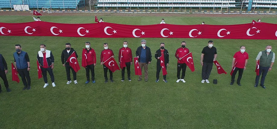 19:19’DA İSTİKLAL MARŞIMIZI COŞKUYLA OKUDUK