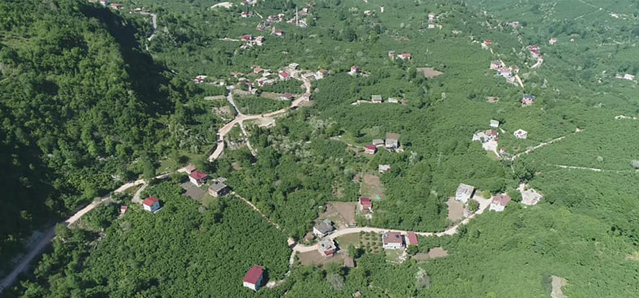 ILICA KAYAKÖY AKÇAKESE GRUP YOLU KONFORLU BETONDAN SONRA SICAK ASFALTINA DA KAVUŞUYOR