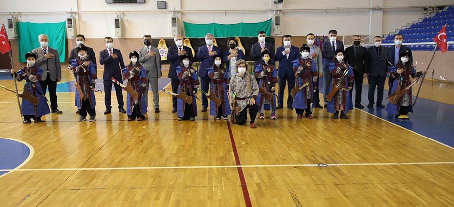 PROTOKOL MENSUPLARI OKÇU ÇOCUKLARIN TİRKEŞLERİNİ TAKTI