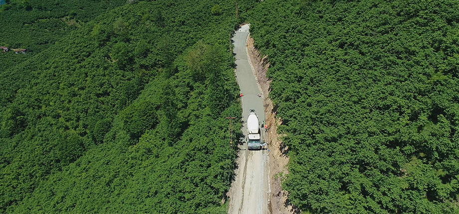 UZUNDERE ÜZÜMLÜCE MEVKİİNDE KONFORLU BETON YOL SEVİNCİ