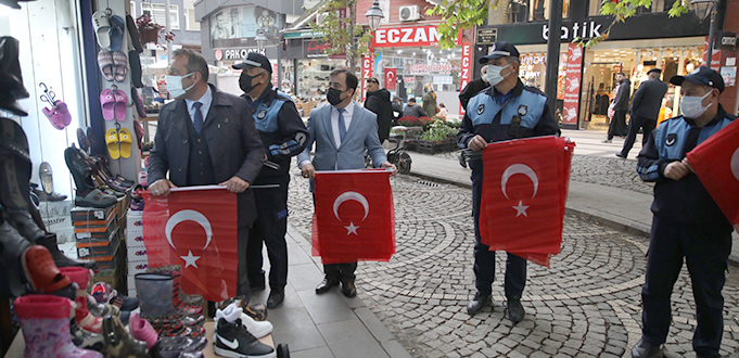 BELEDİYEMİZDEN ESNAF VE VATANDAŞLARA TÜRK BAYRAĞI