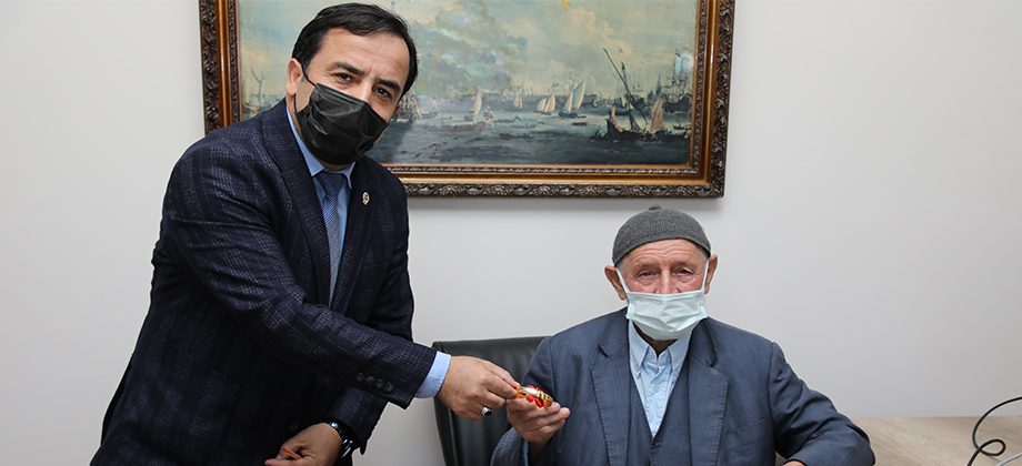 TEMİZLİK GÖREVLİSİNİN KALDIRIMDA BULDUĞU ALTIN BİLEZİK SAHİBİNE TESLİM EDİLDİ